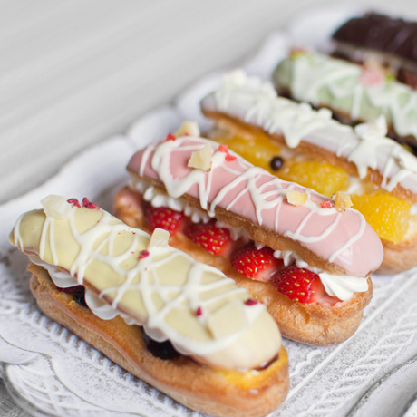 季節のフルーツやクリームをたっぷりサンドした「エクレア」