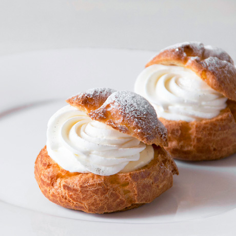 オレンジのリキュール・コアントローで香りづけしたクリームの「シューボンボニエール」